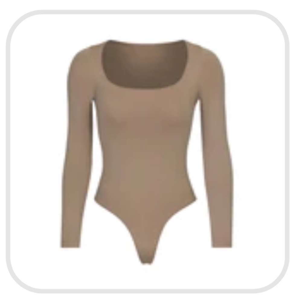 SKIMS ESSENTIAL LONG SLEEVE SCOOP NECK BODYSUIT